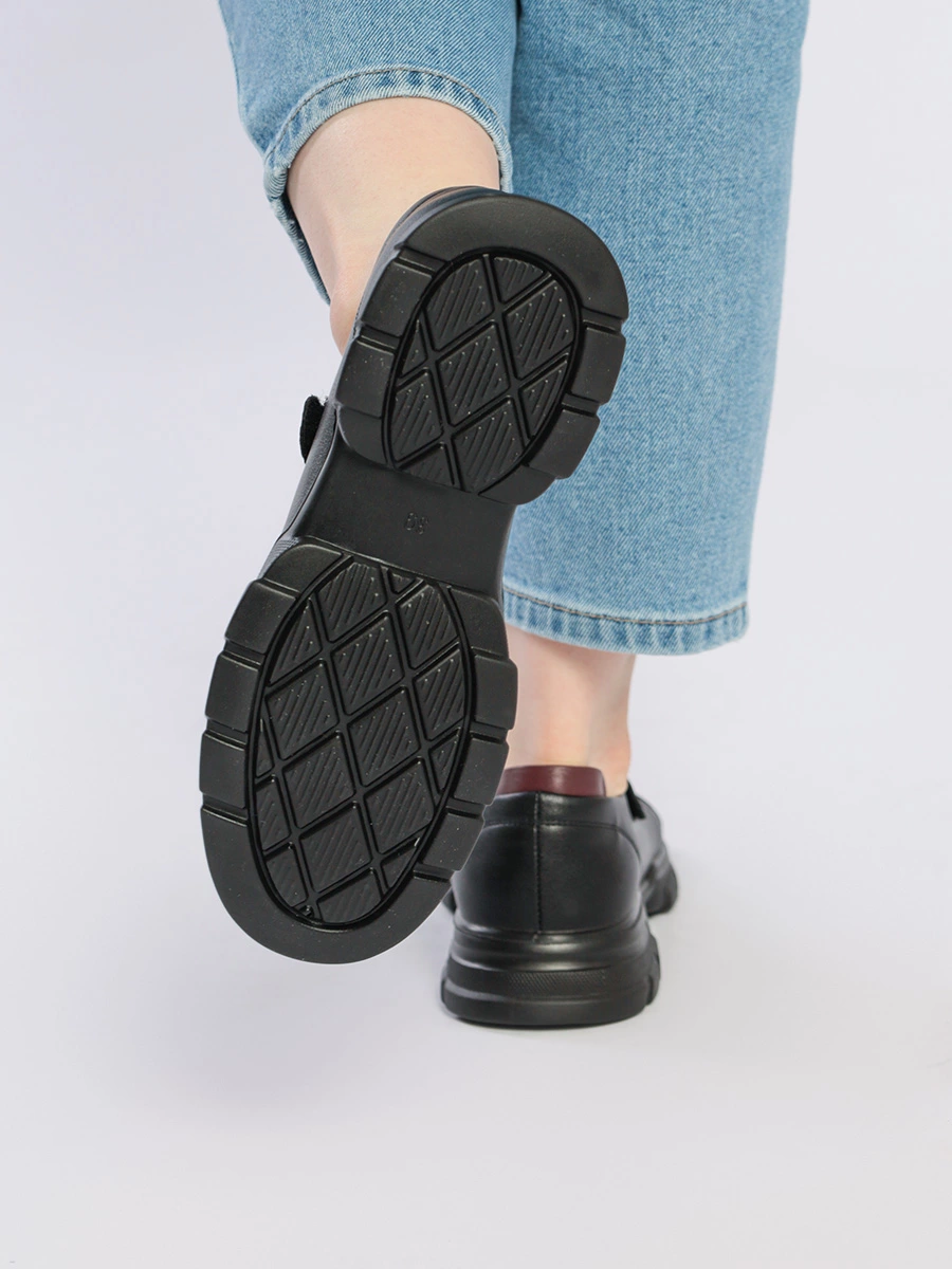 Туфли черного цвета на эластичной шнуровке